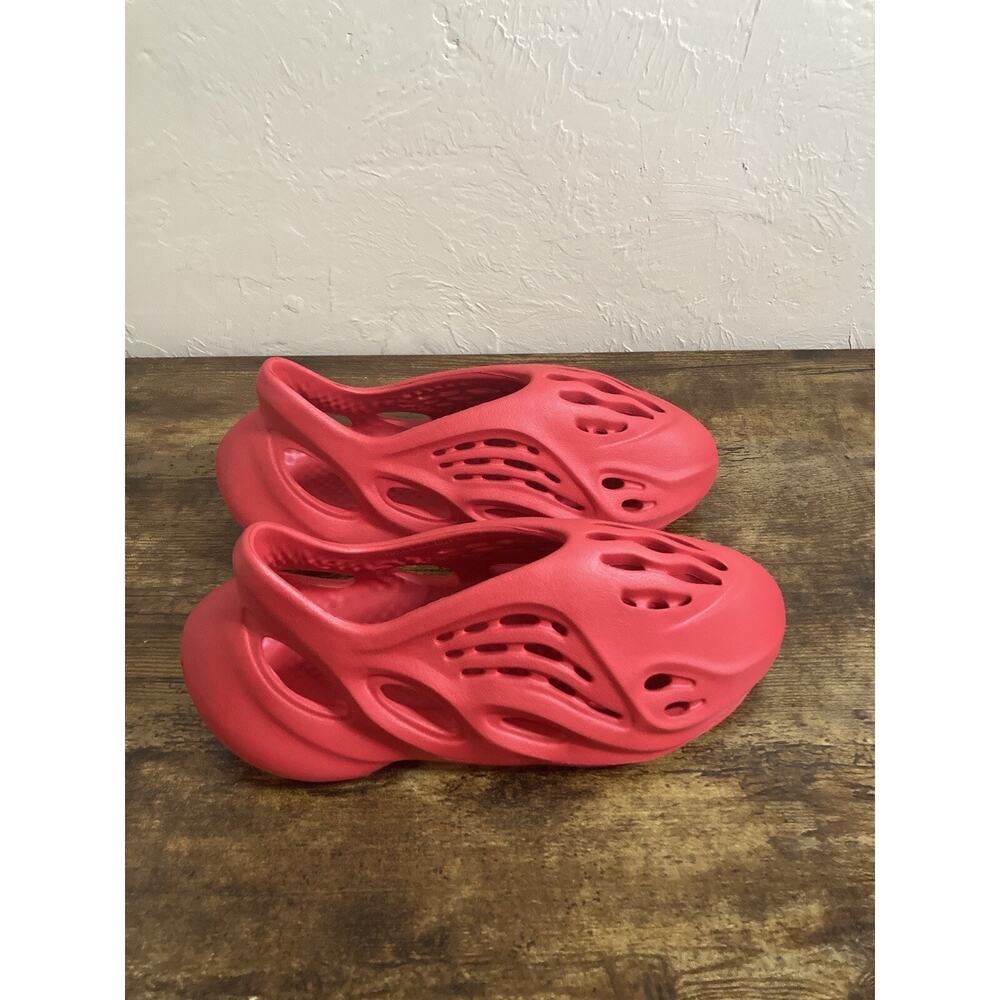 Men’s Size 6 Yeezy Foam Runner Vermillion RNNR Foamrunner